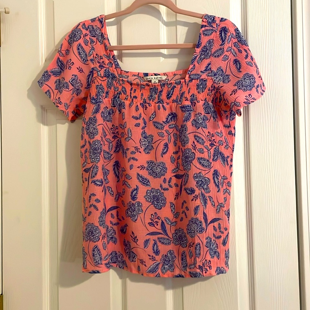 Zac & Rachel short sleeved top! Lovely squared  & smocked flattering neckline. M
